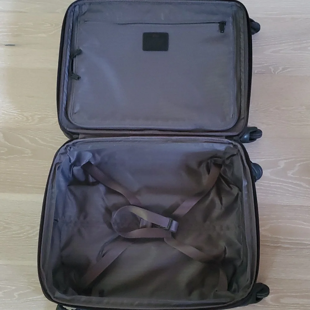 Tumi Continental Expandable 4-Wheel Carry-On Spinner Cabin Luggage